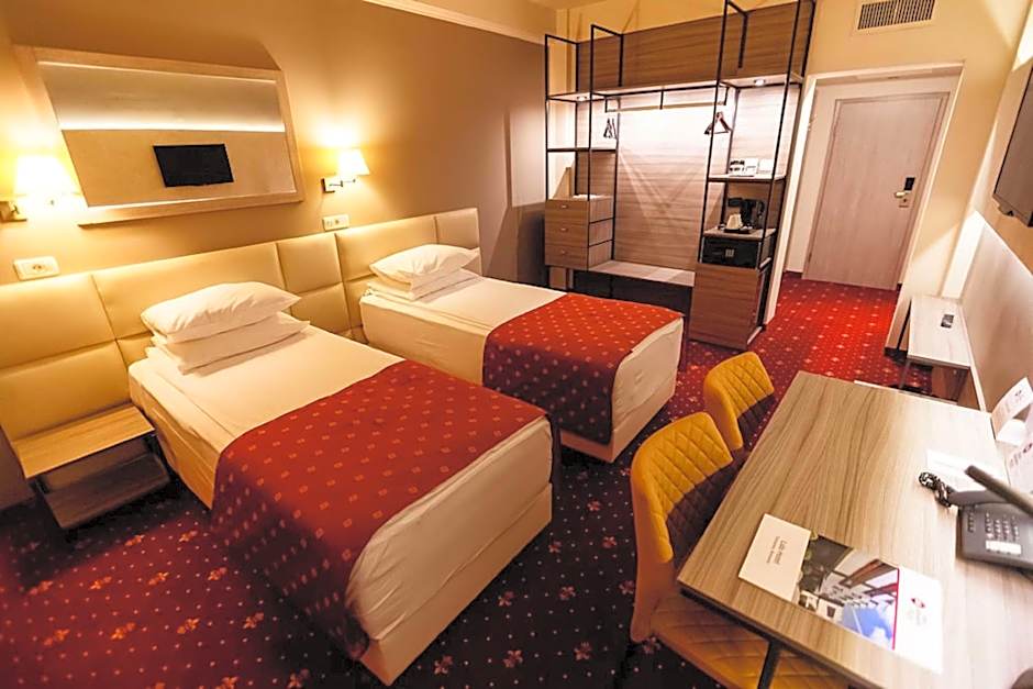 Best Western Plus Lido Hotel