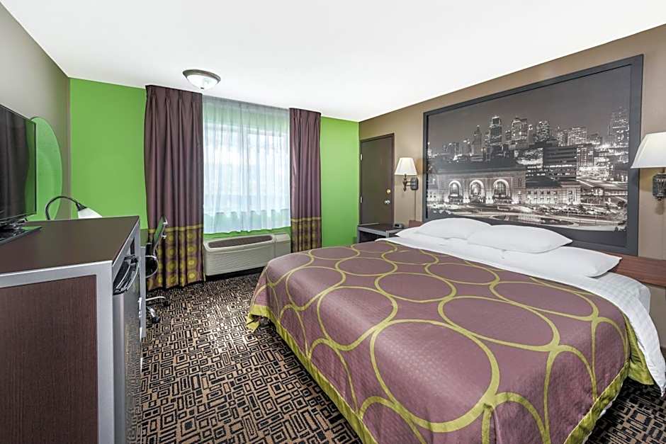 Super 8 by Wyndham Warrensburg