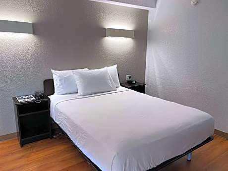 1 Queen Bed | Non-Smoking, Kitchen