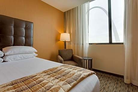 Deluxe Queen Room with Two Queen Beds - Partial View Riverfront/Arch