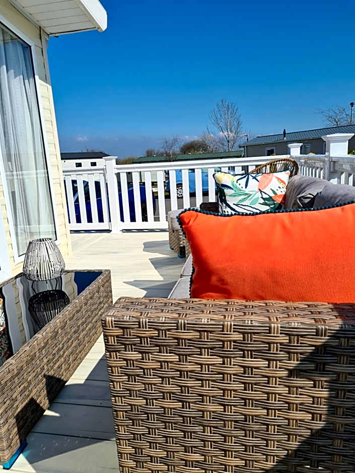 Beautiful 2 bedroom caravan, holiday park Tenby