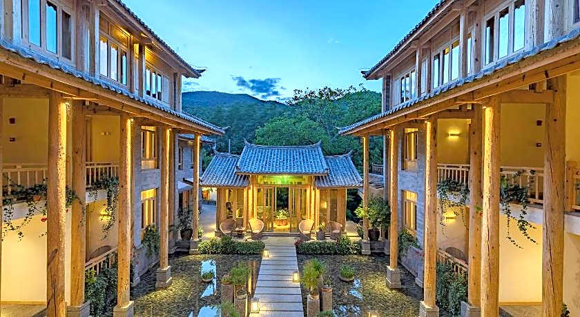 Arro Khampa by Zinc Journey Lijiang