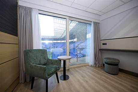 Queen Guest Room with Pitch View