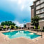 La Quinta Inn & Suites by Wyndham Arlington North Six Flags Drive