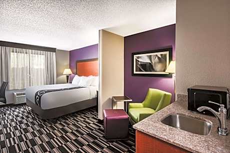 Deluxe King Room with Bath Tub - Mobility Accessible - Non-Smoking