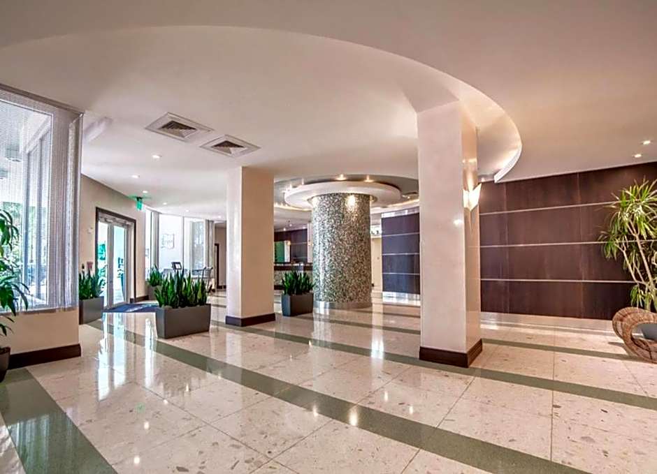 Tides Apt on Hollywood Beach