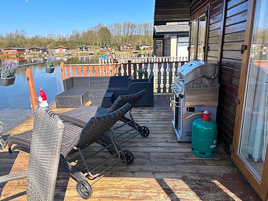 Gressingham 9 - South Lakes Leisure Village - lodge on the lake