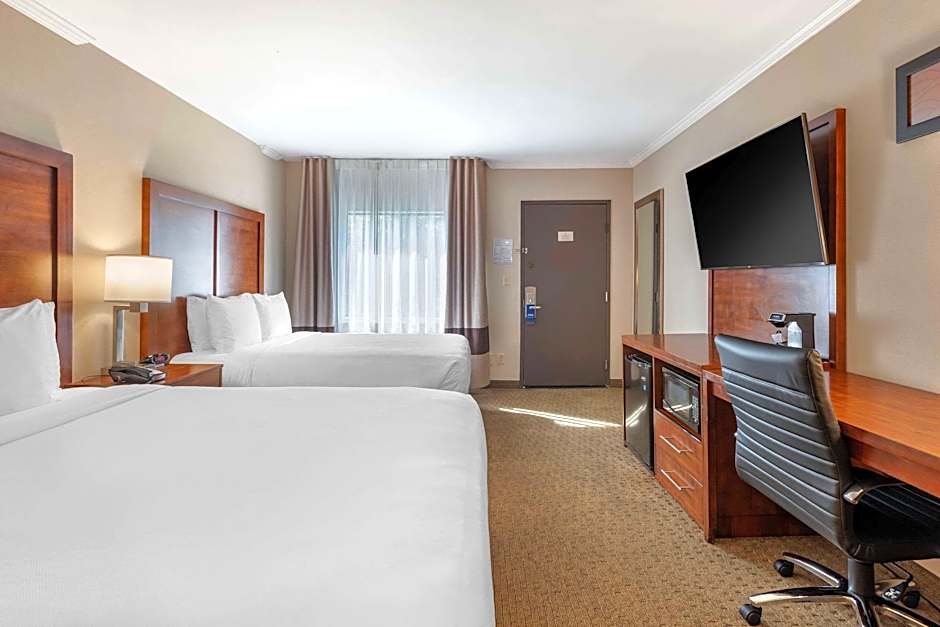 Photo 1 of 6 of 1 King Bed and 1 Queen Bed