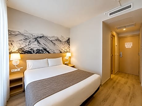DOUBLE ROOM (2 ADULTS)