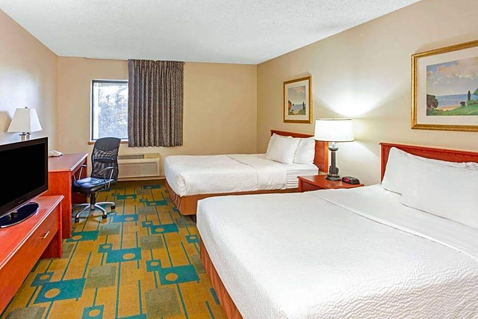 La Quinta Inn & Suites by Wyndham Milwaukee Airport / Oak Creek