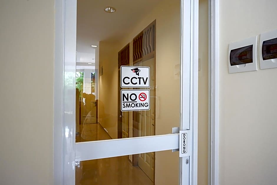 RedDoorz near Ambarrukmo Plaza Mall