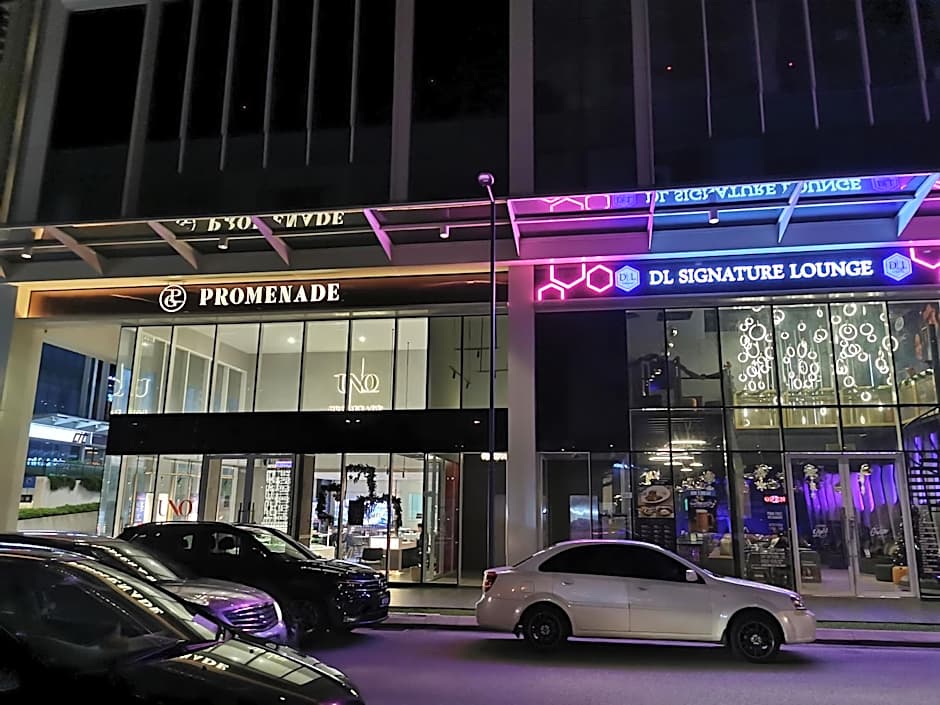 REVO at AURORA PLACE, Pavilion 2, 5 Minutes To AXIATA ARENA BUKIT JALIL FREE WIFI by De Harlequins Guesthouse