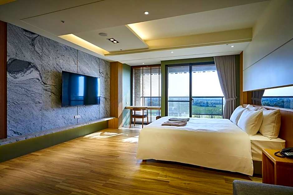 Photo 1 of 5 of 1 Queen Bed, Balcony