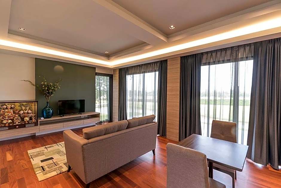 GreenVille Laguna Hotel