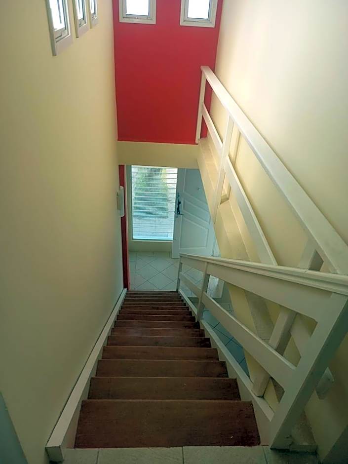 SOBRADO-BERTIOGA-Uso exclusivo para grupos de até 12 pessoas em 1 até 4 suítes