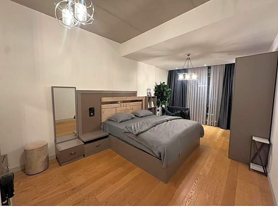 lavish apt with 180 ist view at 40F gym pool 89