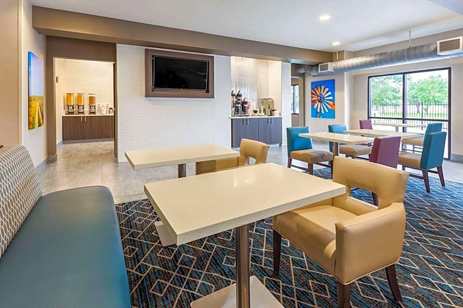 La Quinta Inn & Suites by Wyndham Wichita Airport