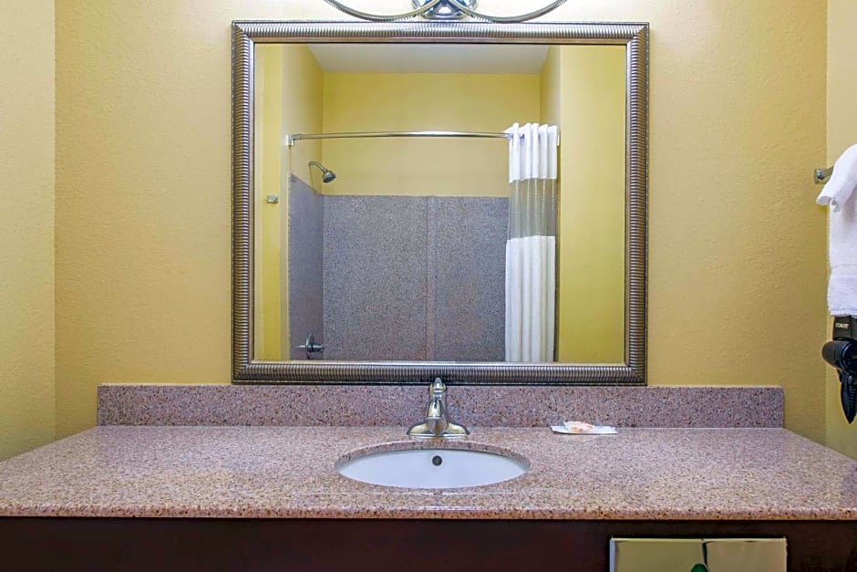 La Quinta by Wyndham Tulsa Airport / Expo Square