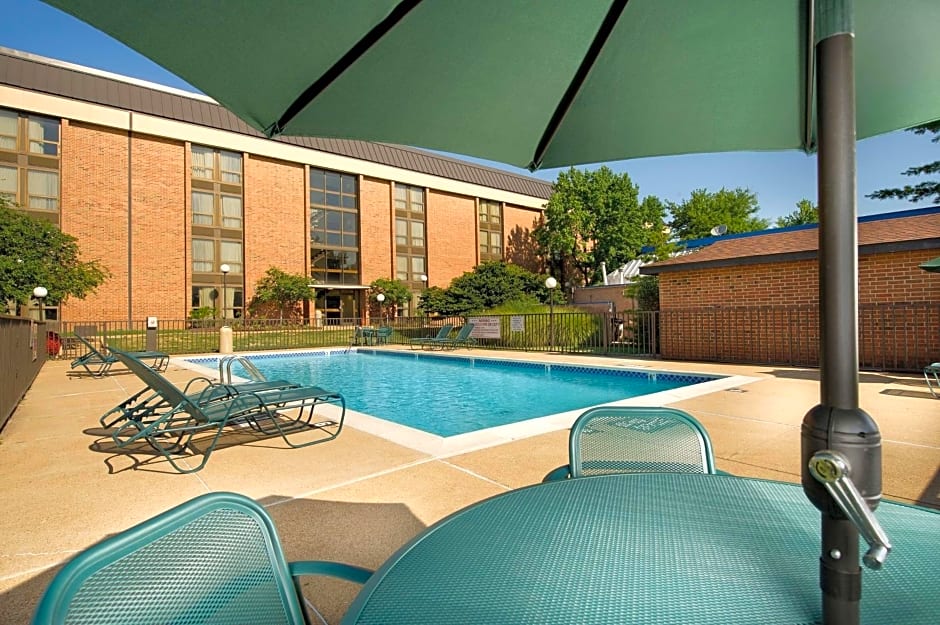 Pear Tree Inn St. Louis Airport