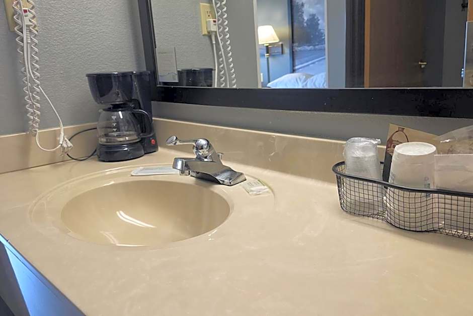 Super 8 by Wyndham Cloverdale IN