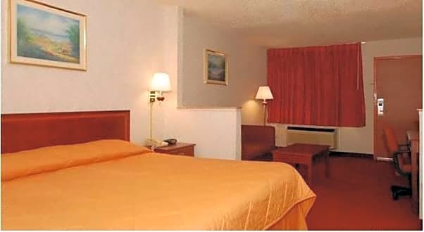 Econo Lodge Inn & Suites Forest