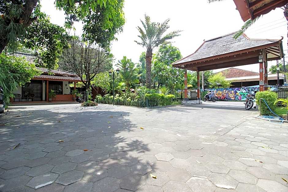 RedDoorz Plus near Alun Alun Selatan 2