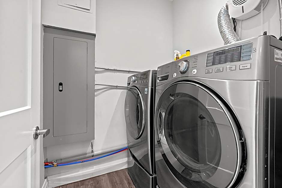 Bright Suites Finch West steps to Metro by hotel DUKE