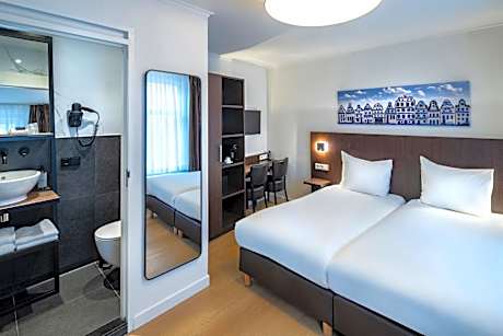 Twin Room - Stairway access only