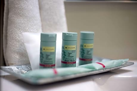 1 QUEEN BED,NSMK,SUPER,JETTED,WIFI,FLATSC