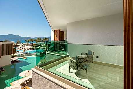 Deluxe Pool Access via Stairs