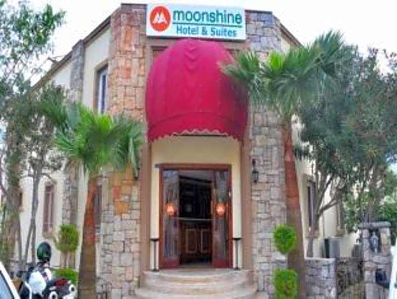 Moonshine Hotel & Suites
