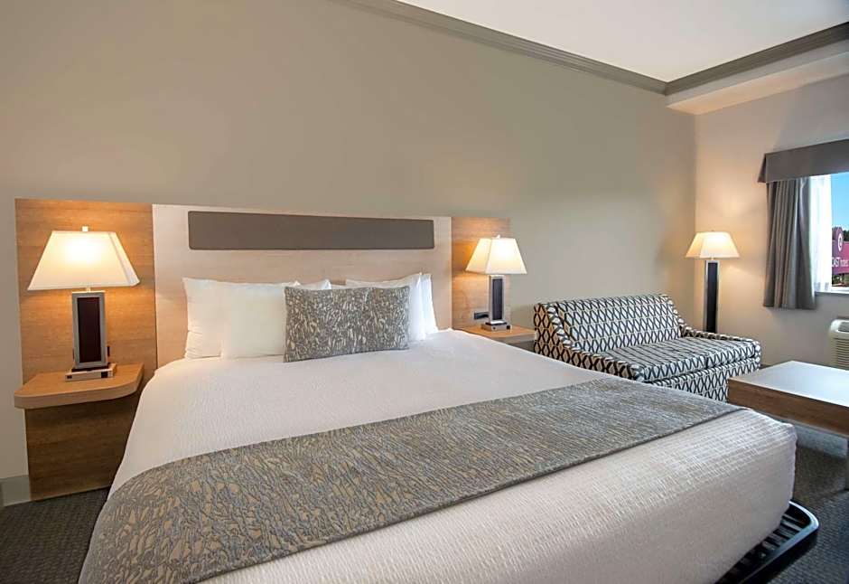 Coast Abbotsford Hotel & Suites