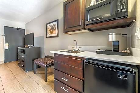 One-Bedroom King Suite with Kitchenette