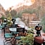Hotel Babylon Dades