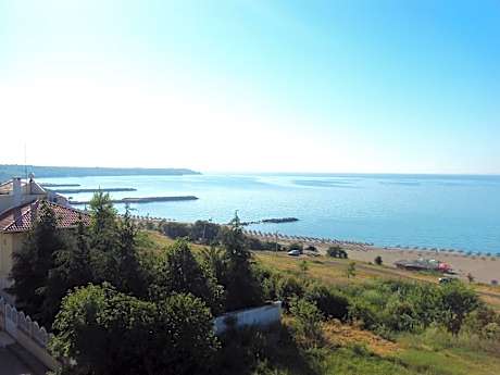 Family Hotel Lazuren Briag