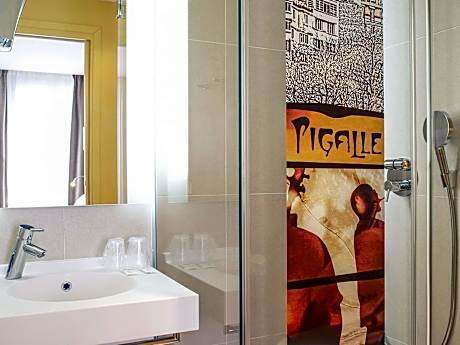 Privilege room with 1 queen size bed 1 sofa