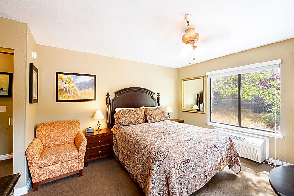 Carriage House Condominiums by All Seasons Resort Lodging