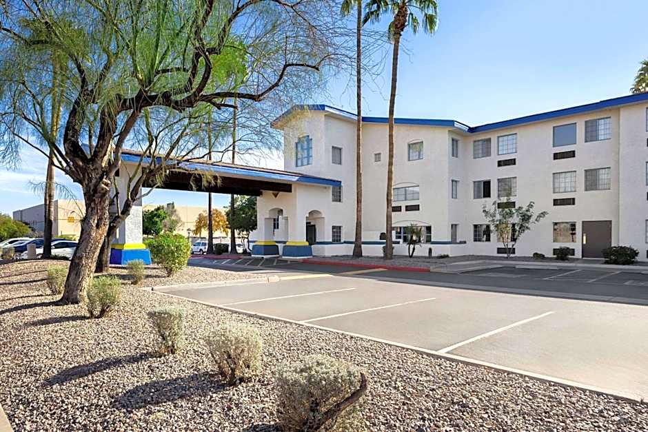 Days Inn & Suites by Wyndham Mesa Near Phoenix