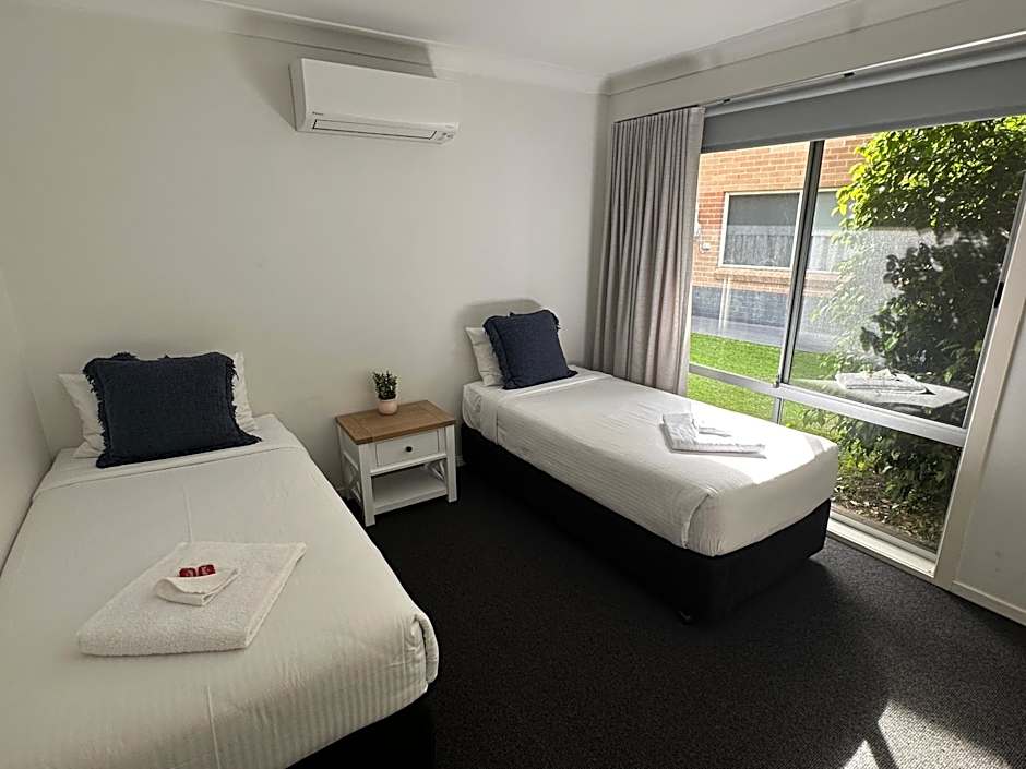 The Oaks Hotel Motel