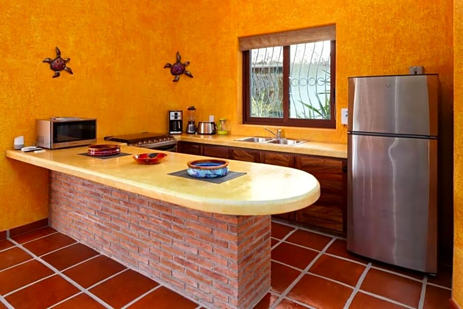Villa Kiwi. Huge Pool, Steps To Town n Beach. 6 plus BRM 7.5 BTH 3 KCN