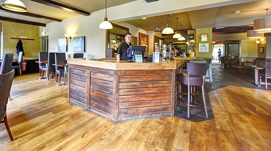 Narrowboat at Weedon