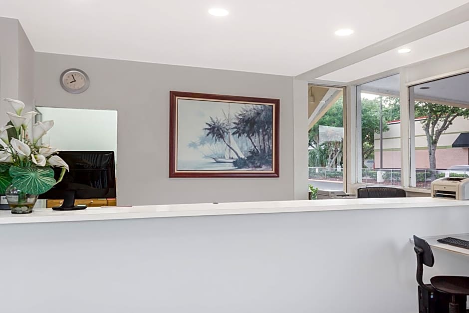 Howard Johnson by Wyndham Vero Beach / Downtown