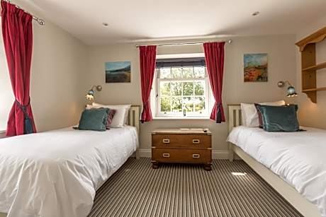 Twin Room with Private Bathroom