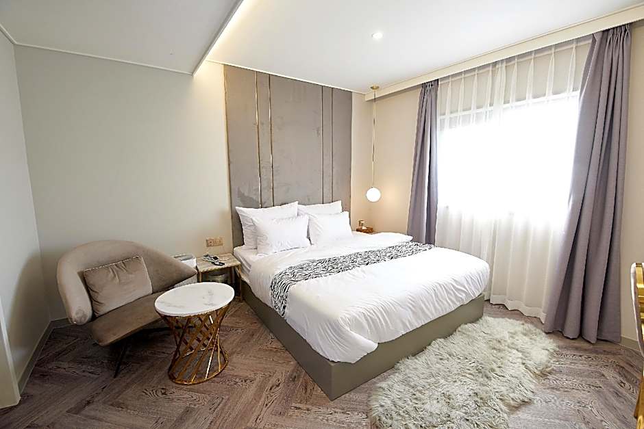 Photo 1 of 10 of Deluxe, River View