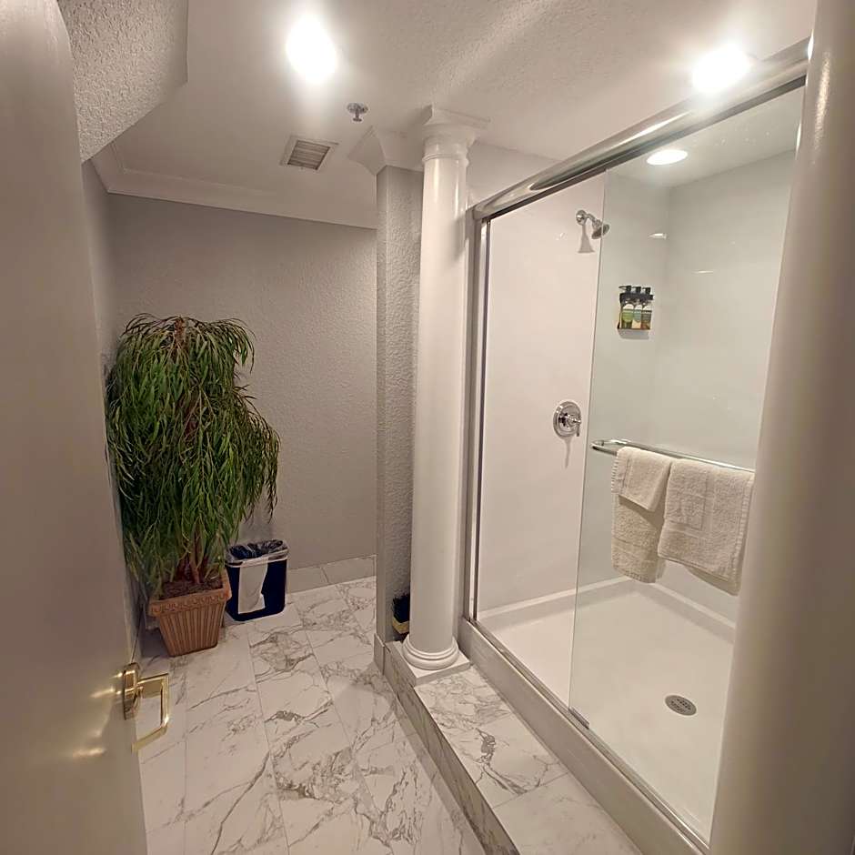 Mountain Vista Inn & Suites - Walking Distance to the Island