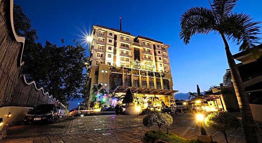 Pinnacle Hotel And Suites