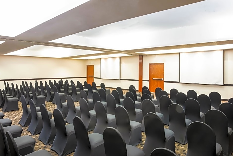 Fiesta Inn Express San Luis Potosí Oriente