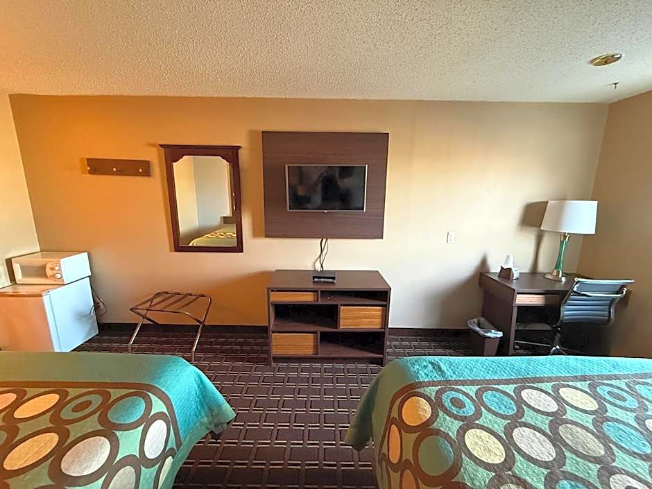 Super 8 by Wyndham Reedsburg