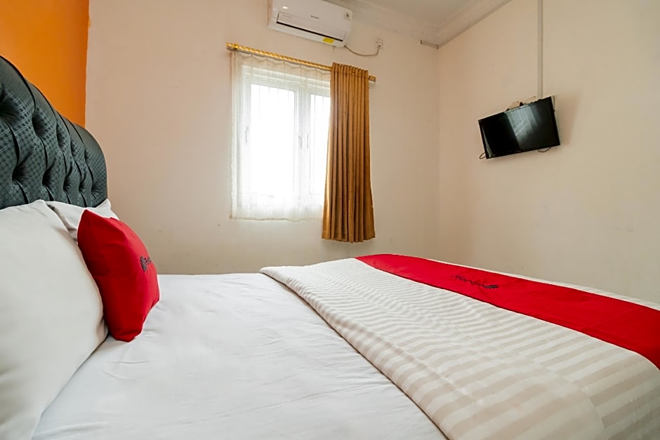 RedDoorz Syariah near Transmart Padang