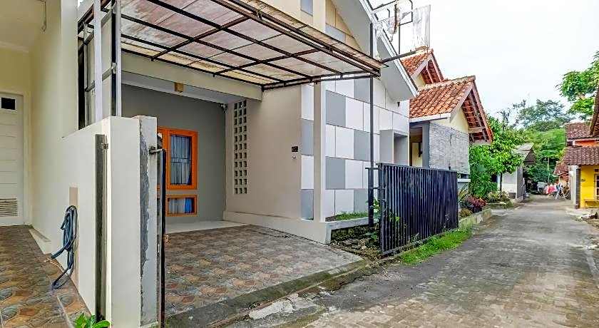 OYO Life 91239 Kost Rosandy House Yogyakarta